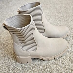 ZBY Chelsea Lug Sole Chunky Boots Size 8.5